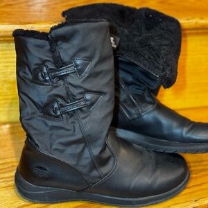 Women’s Totes lined boots.